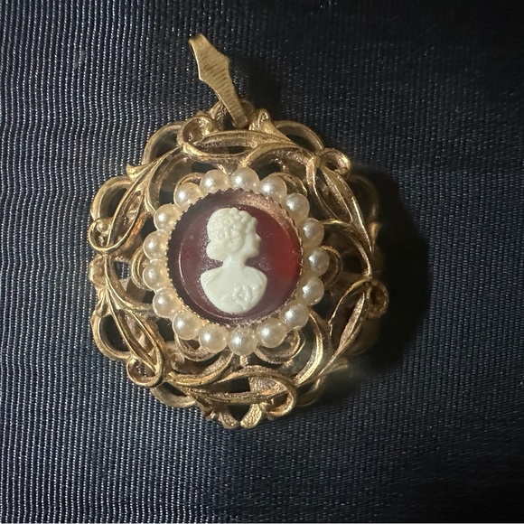 Vintage Faux Cameo Pendant - Picture 6 of 6